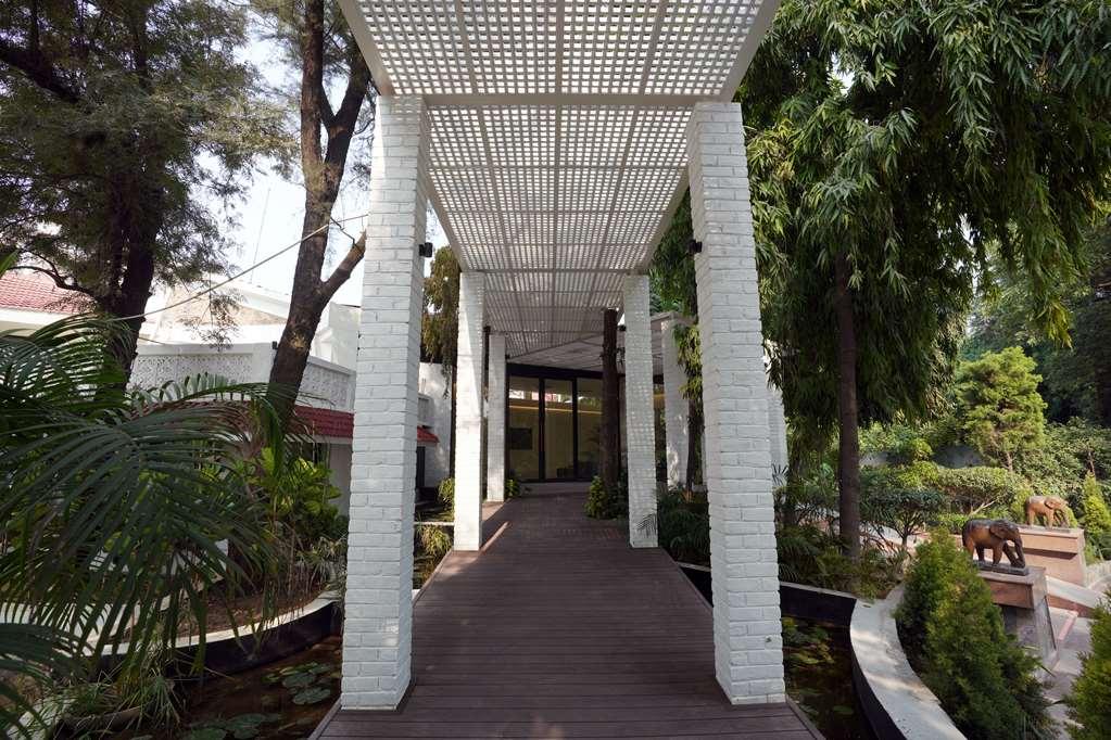 Best Western Resort Country Club Gurgaon Exterior photo